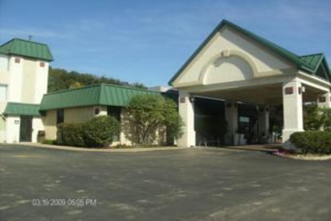 Ramada By Wyndham Beaver Falls Exterior photo