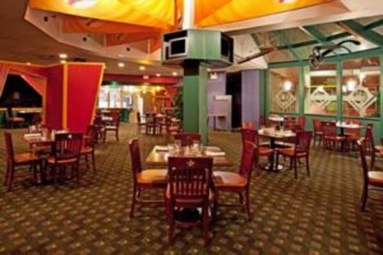Ramada By Wyndham Beaver Falls Restaurant photo